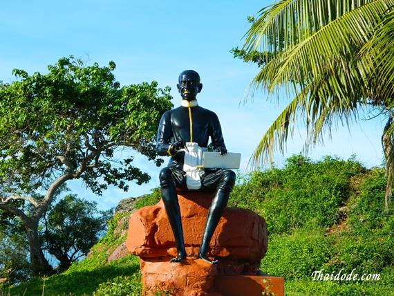 ภาพรูปปั้นสุนทรภู่ตั้งอยู่เนินริมหาดสวนสนบ้านเพ