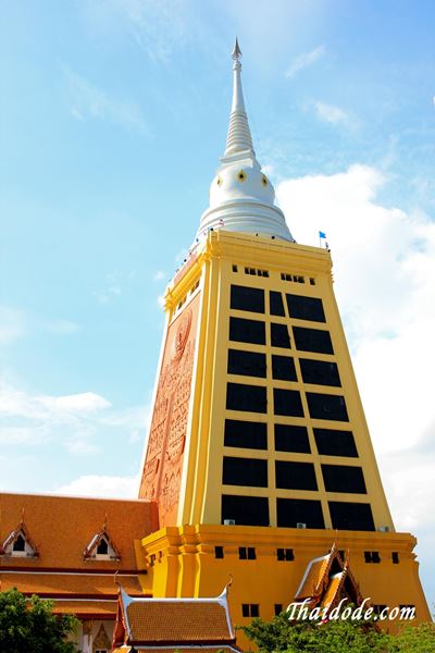 ภาพพระมหาเจดีย์ 14 ชั้น สูงที่สุดในประเทศไทยภายในวัดธรรมมงคล